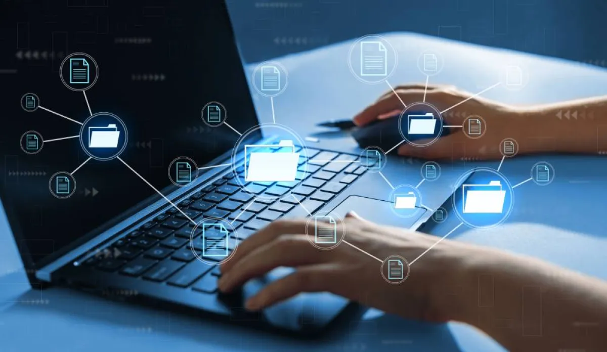 التسويق يعني ببساطة الوصول إلى العميل المناسب أي الشخص الذي يرغب بهذا المنتج ويحتاج إليه 