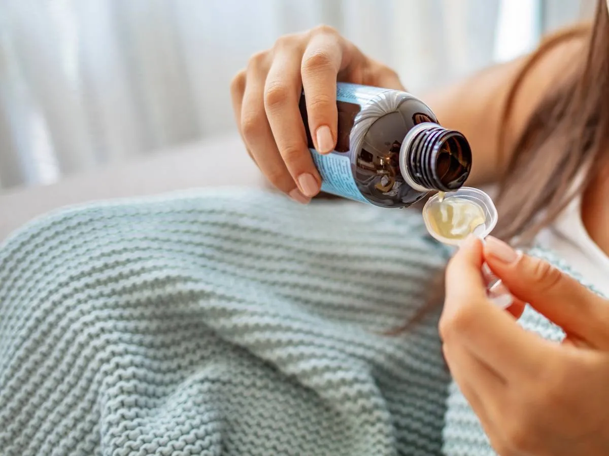 صورة لحامل تتناول الدواء