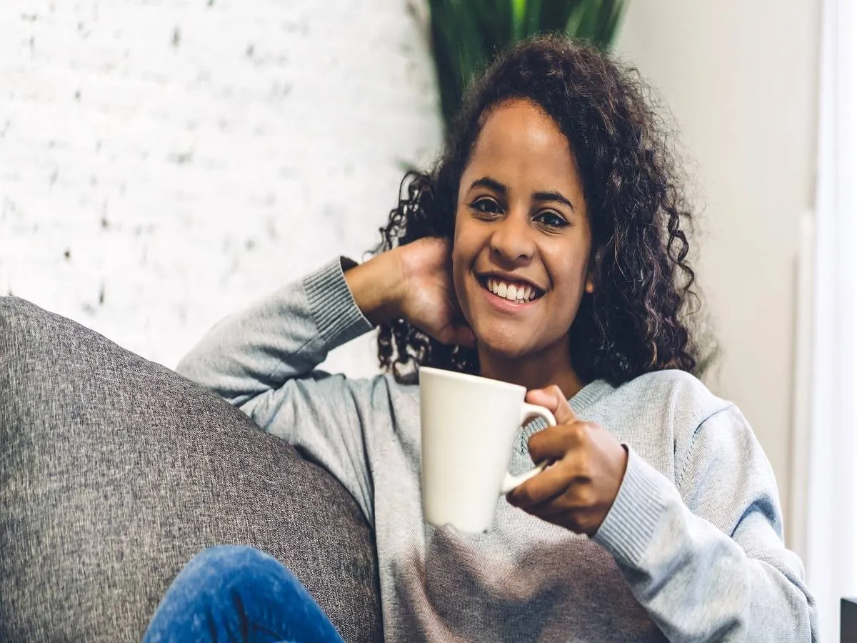 صورة لحامل تتناول الشاي