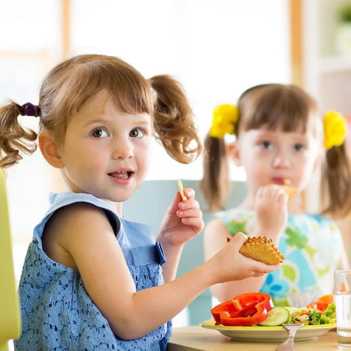 صورة لطفلتين بالحضانة