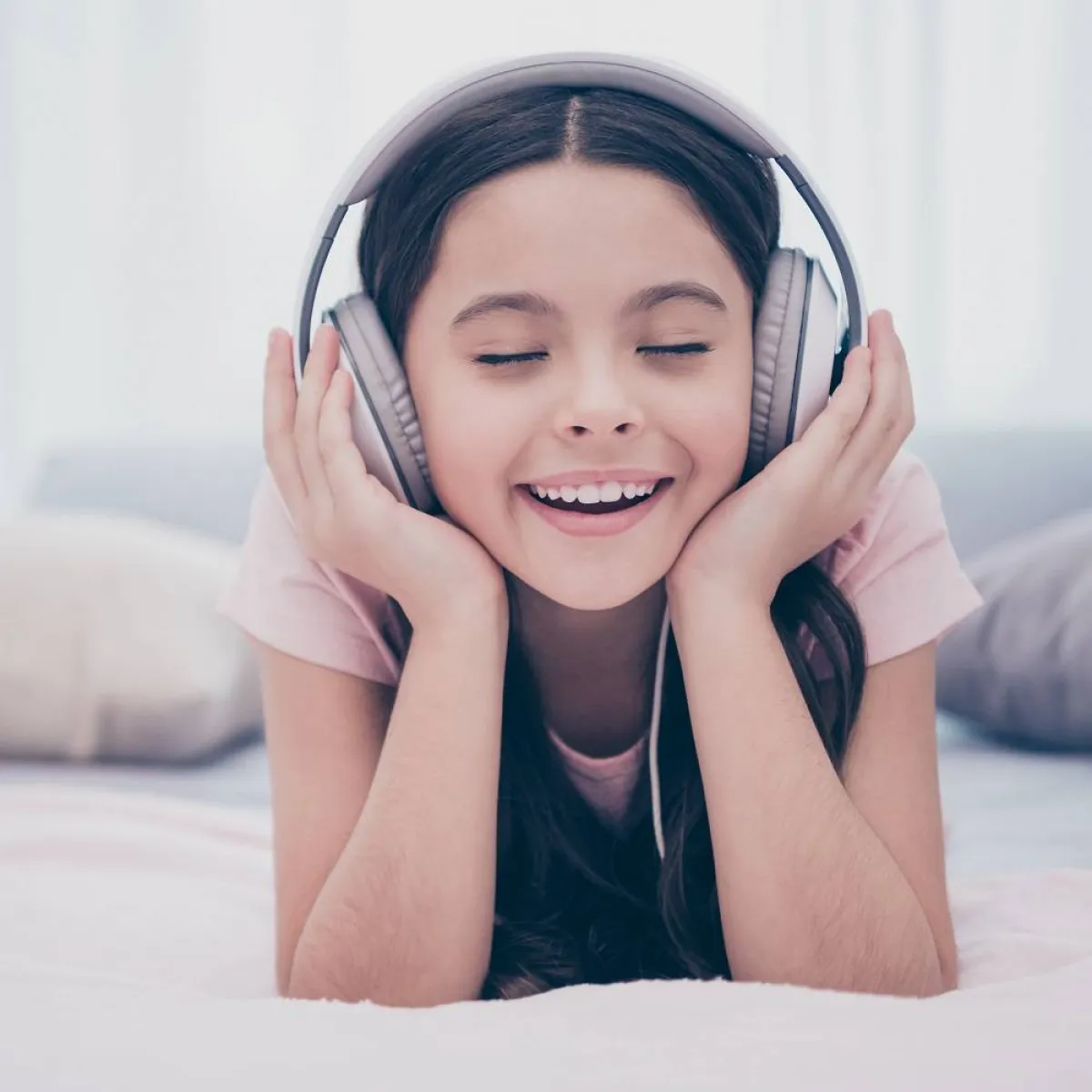 صورة لطفلة تستمع للموسيقى