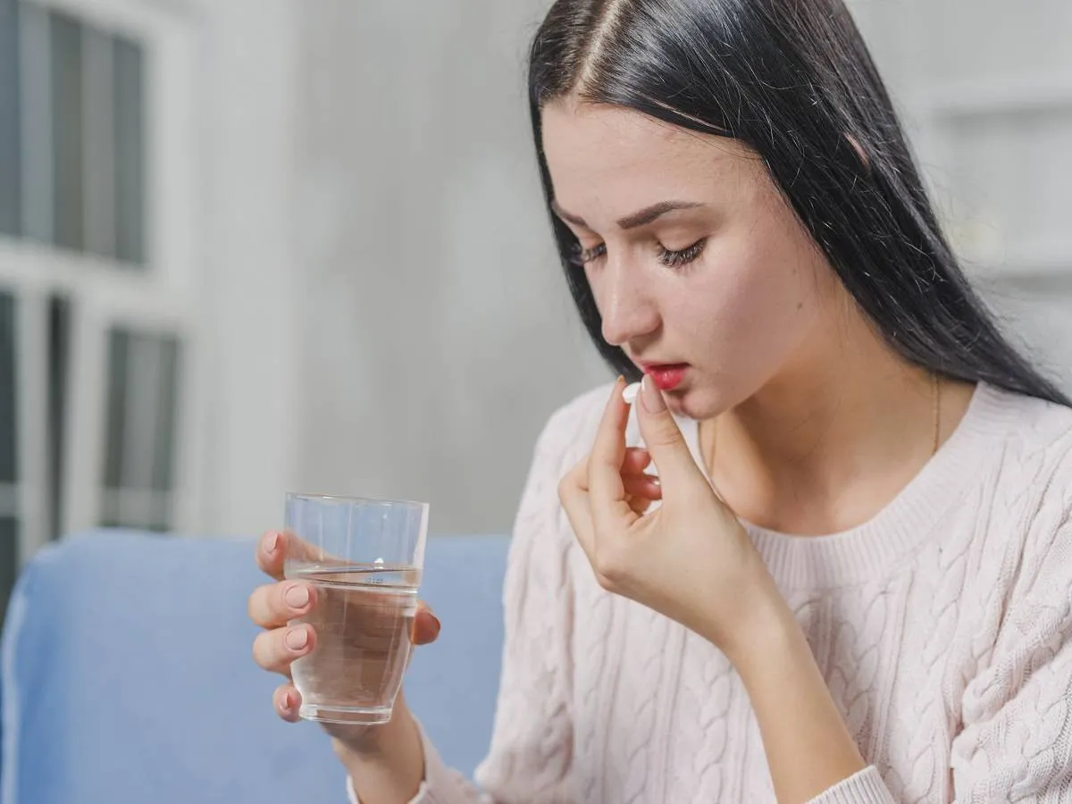 صورة لامرأة تتناول فيتامينات