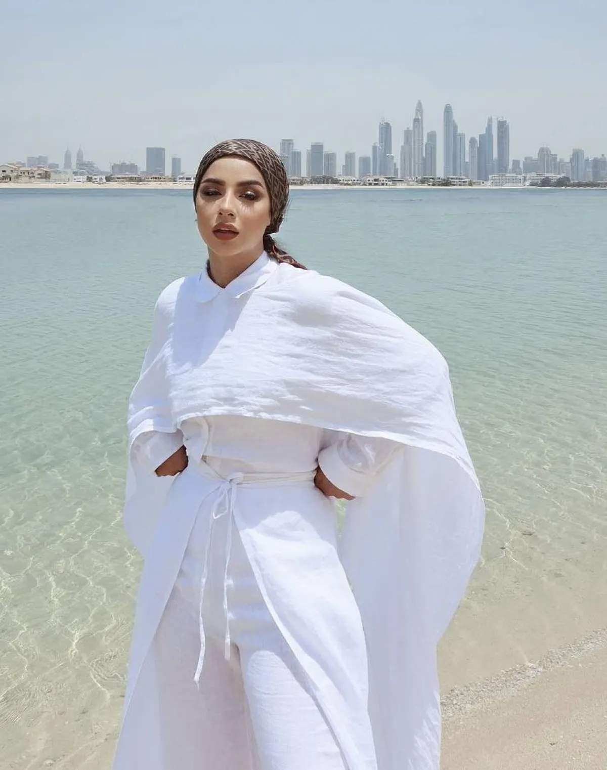 سهى بازياء بيضاء خفيفة