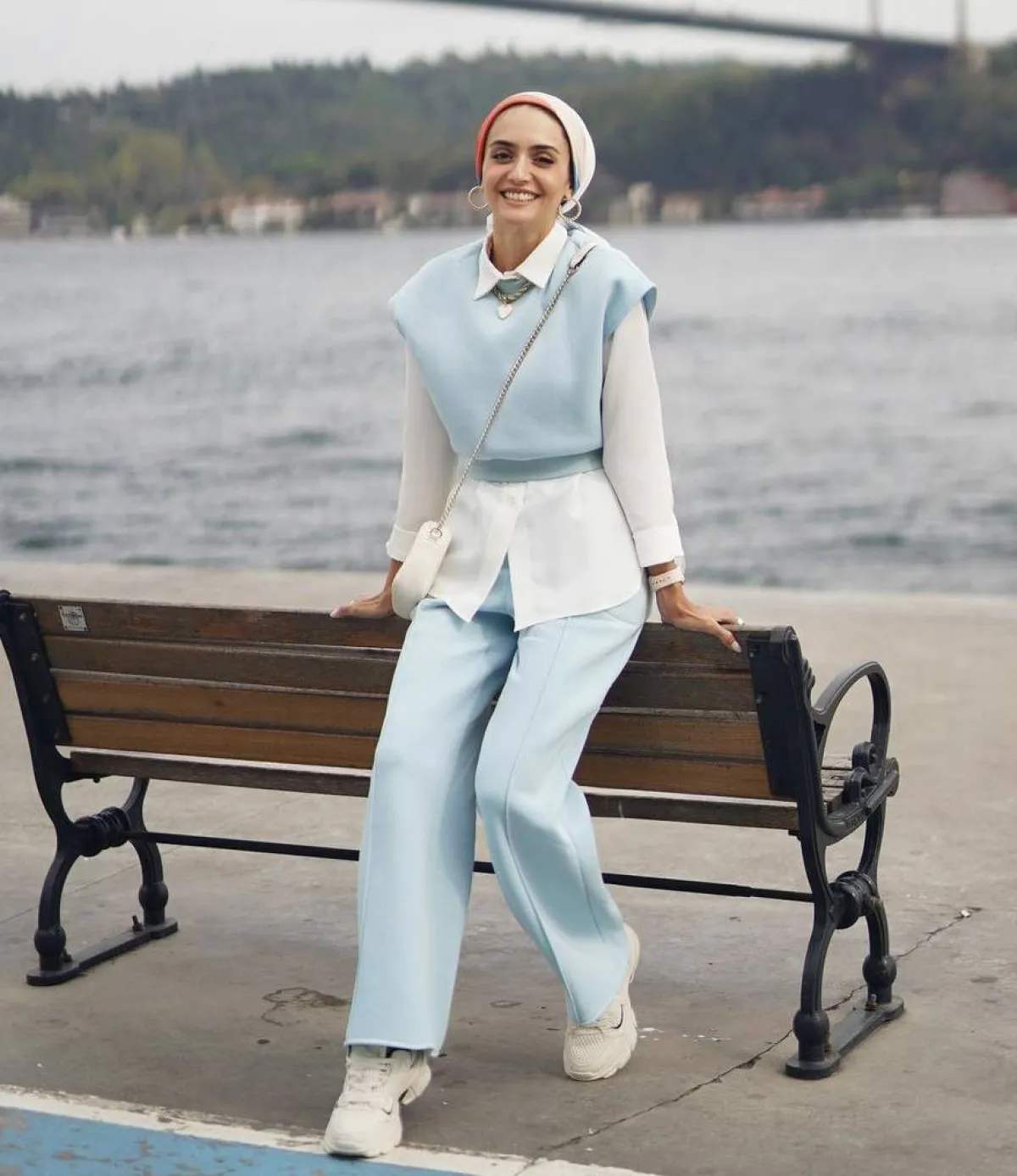 غادة عثمان باطلالة عملية بالوان الباستيل