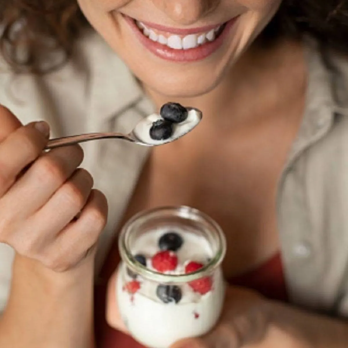 صورة لحامل تتناول الزبادي