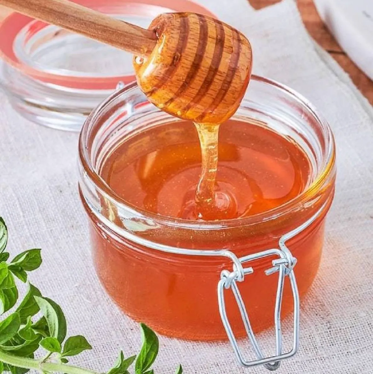 صورة لبرطمان من عسل النحل