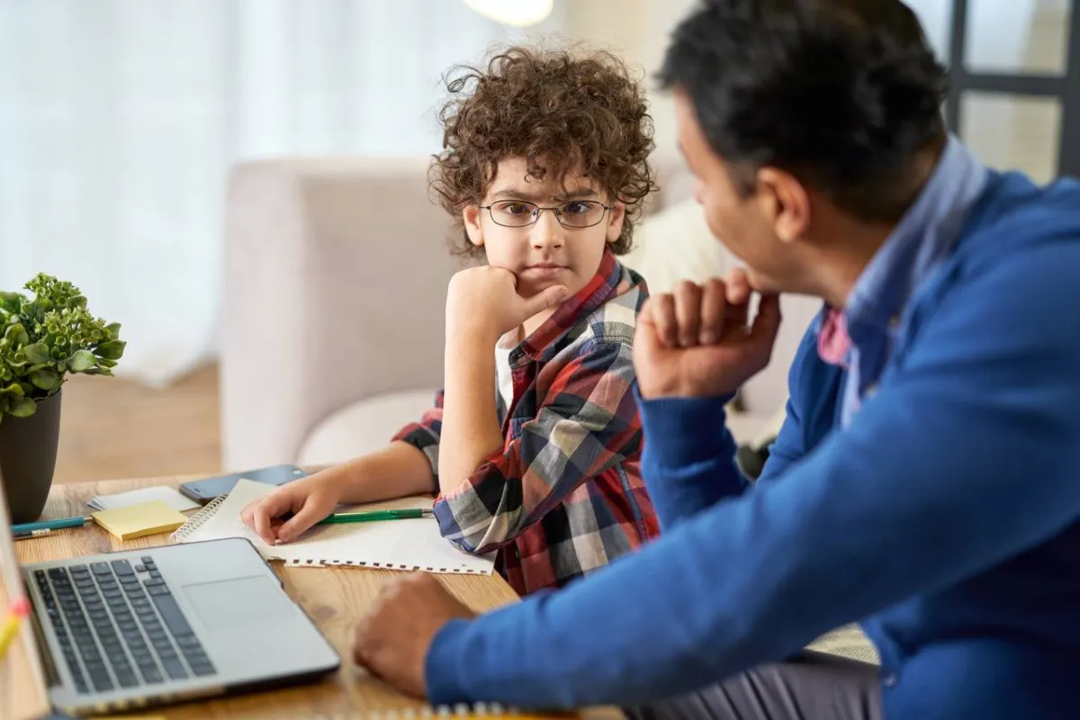 صورة لأب يكلم طفله