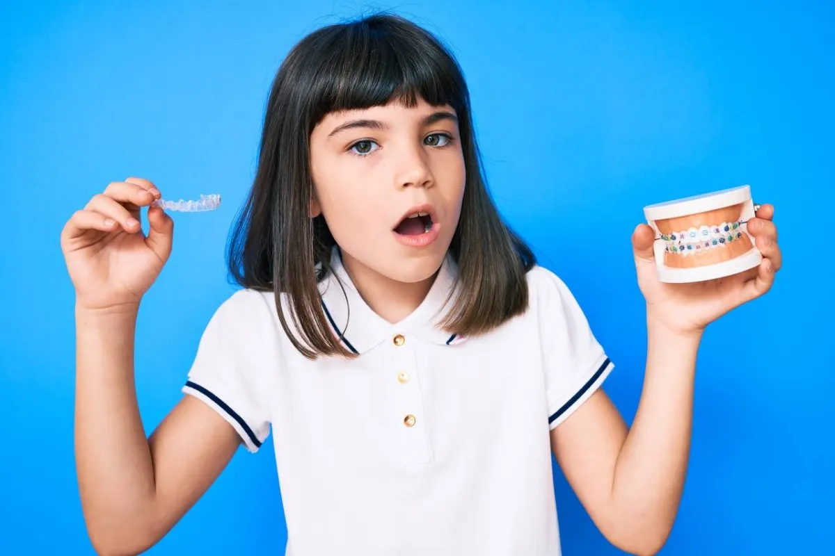 صورة لطفلة تعبر بسخرية