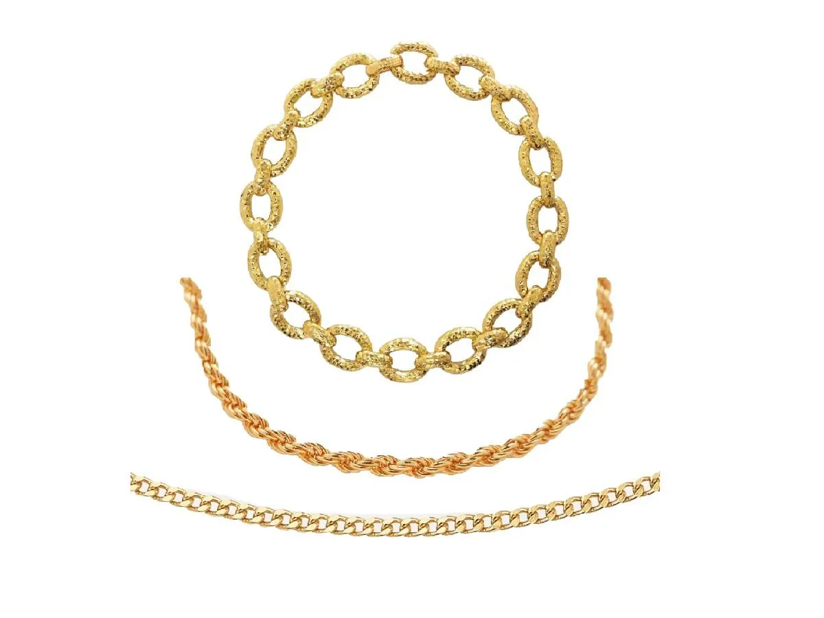 أشكال سلاسل الذهب كثيرة.. إليك أبرزها لتحترفي موضة تكديس القلادات كالنجمات!