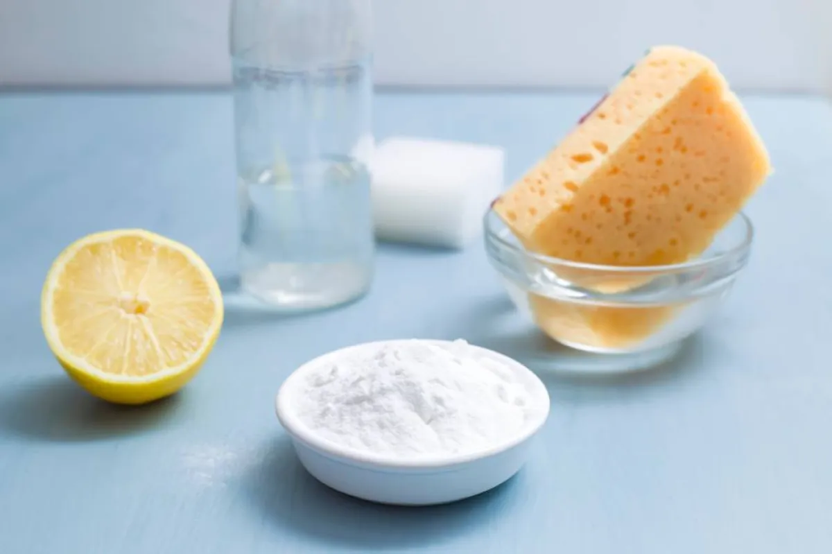 الليمون الحامض يعمل بشكل طبيعي على البكتيريا المسببة لرائحة الملابس