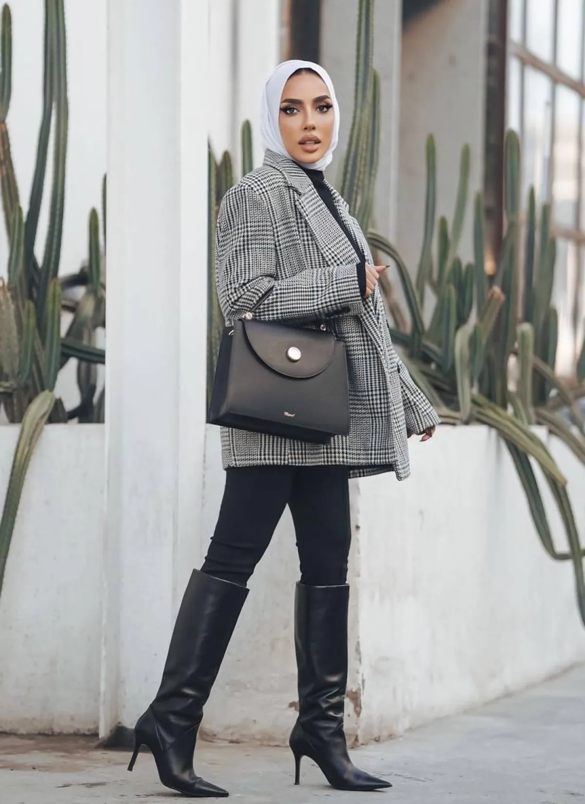 عايشة العقيل باطلالة الاسود والابيض