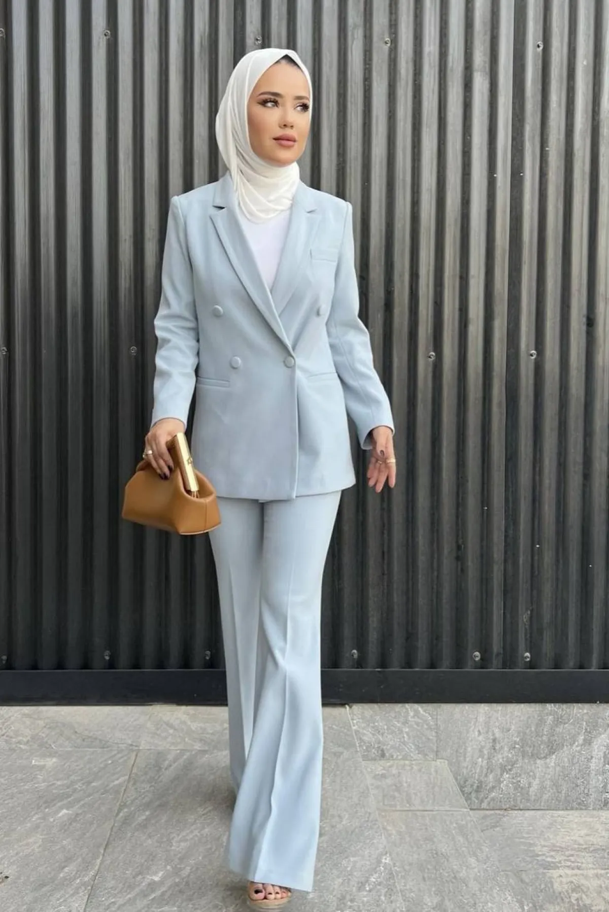 سارة الدهيم ببدلة الباستيل