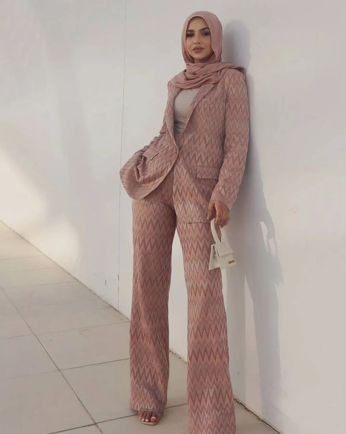 سهى بالبدلة المطرزة