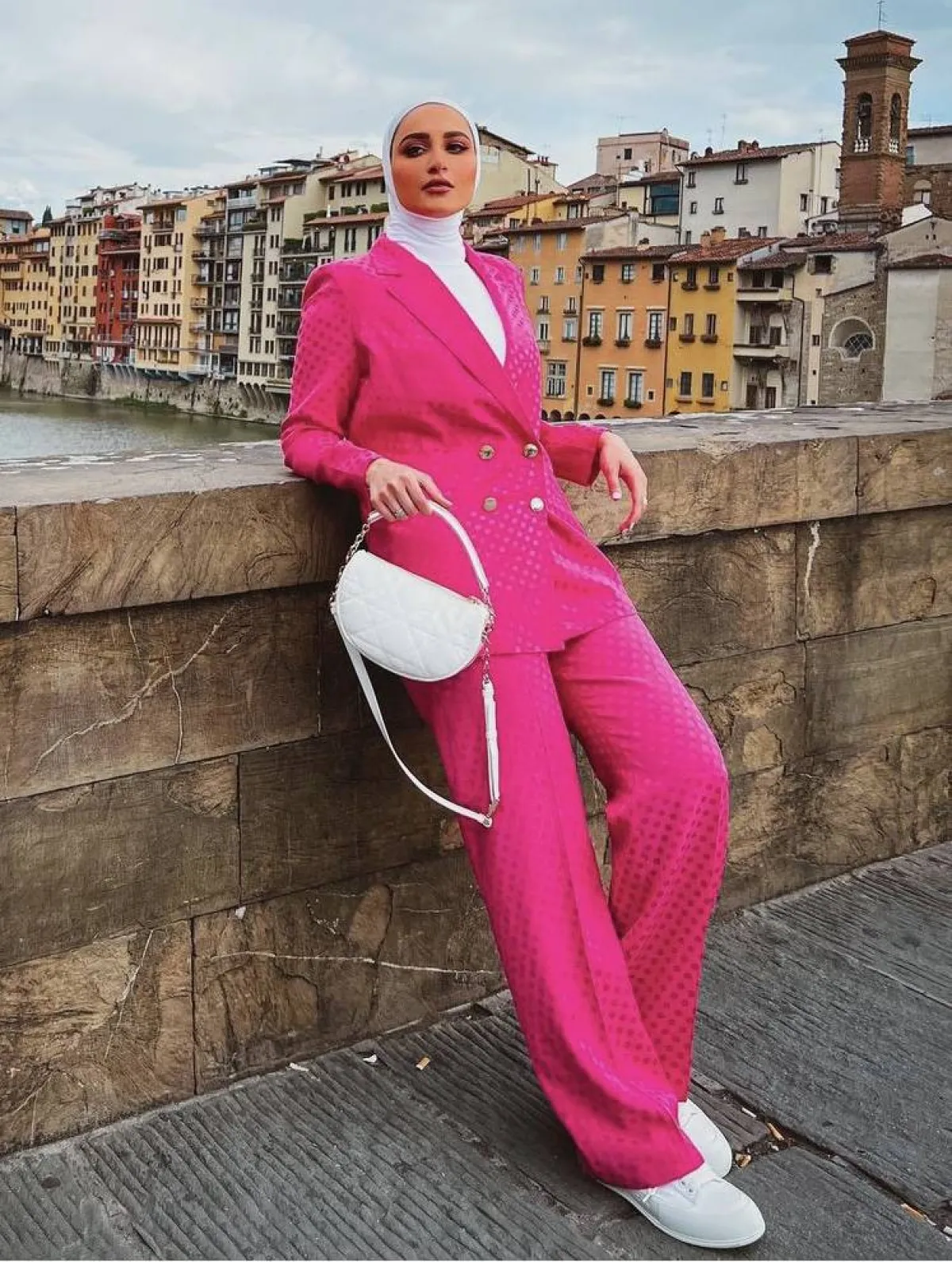 دلال الدوب بالبدلة الفوشيا