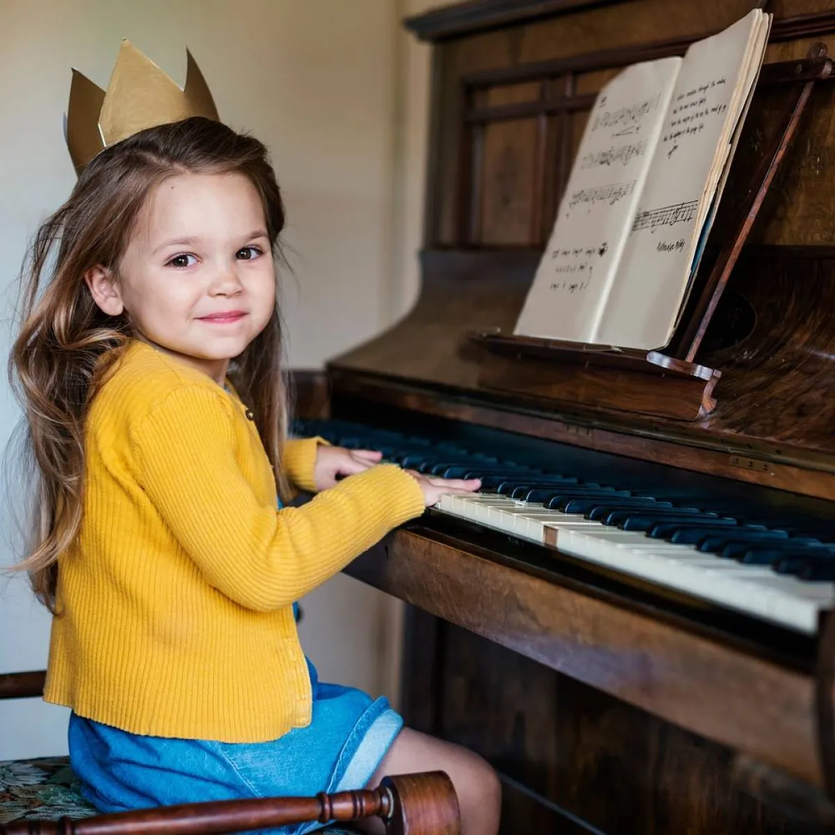 صورة لطفلة تدرب على البيانو