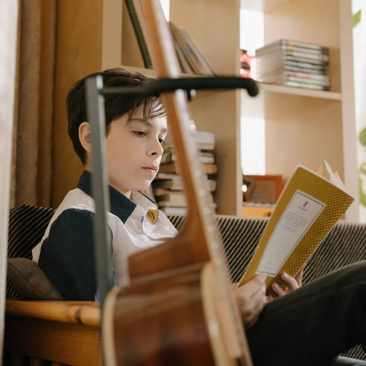 صورة لطفل يقرأ