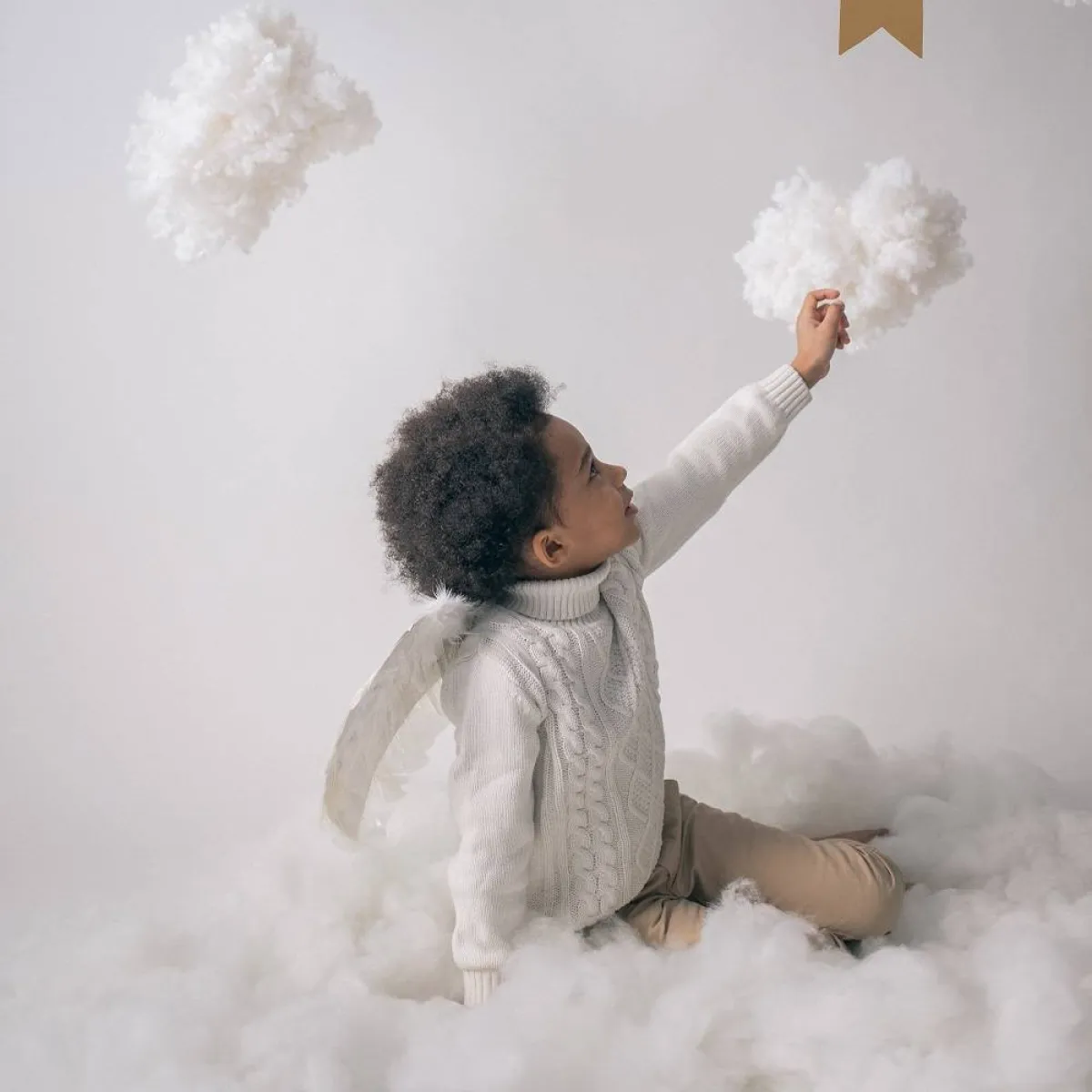 صورة لطفل يلمس السحاب