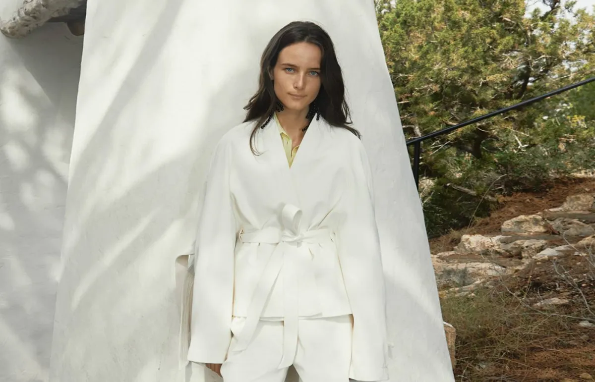 موديلات البدلات البيضاء لهذا الصيف