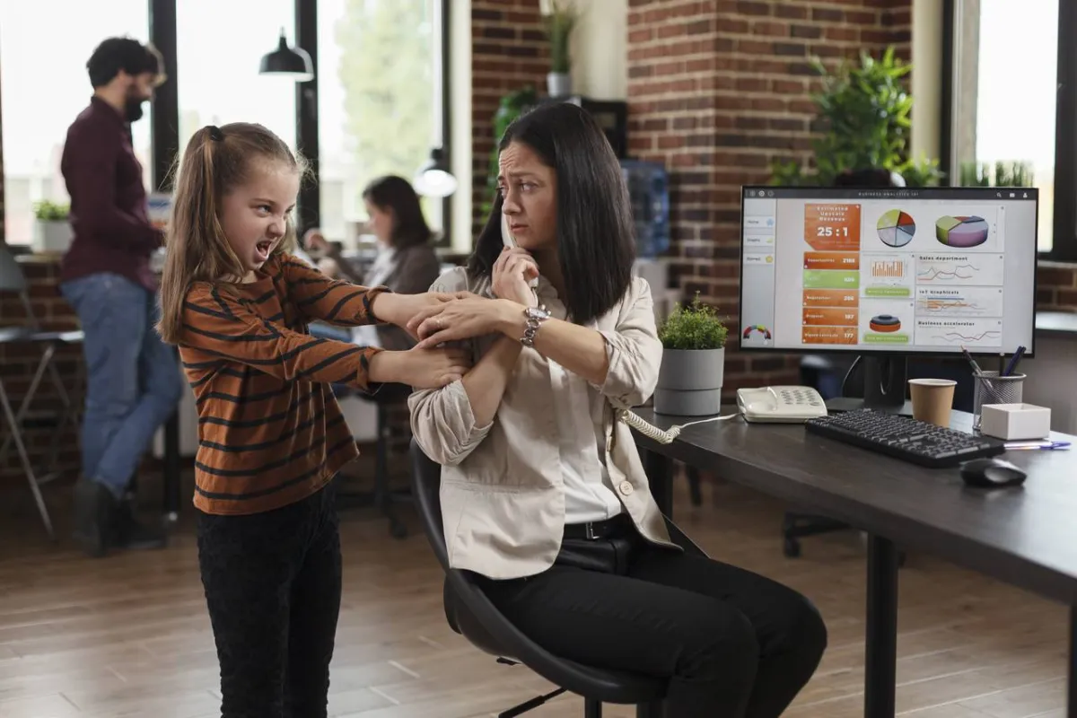 صورة لطفلة تعاند أمها