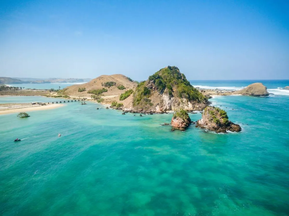 جزيرة لومبوك، مثل بالي، بتتمتع بفصل رطب وجاف 