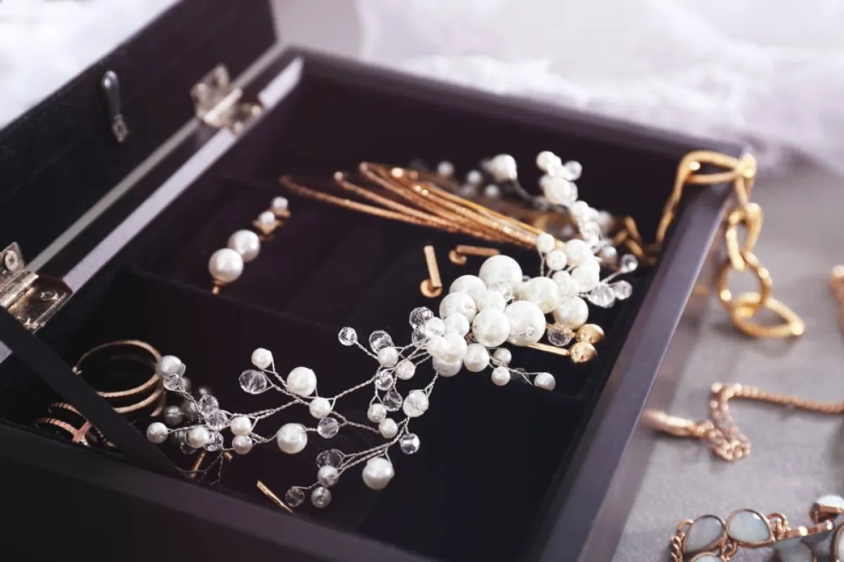 لا يجب الاحتفاظ بجميع المجوهرات في مكان واحد لحمايتها من الخدش