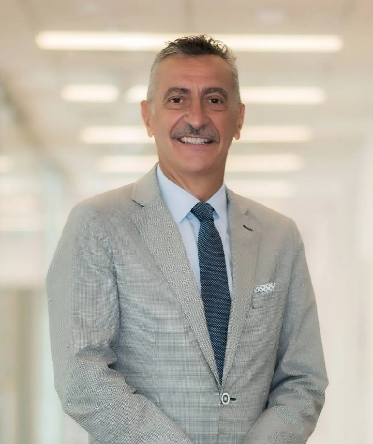 الدكتور فيتو أنيس رئيس قسم الطب الباطني -استشاري طب أمراض الجهاز الهضمي في مستشفى فقيه الجامعي