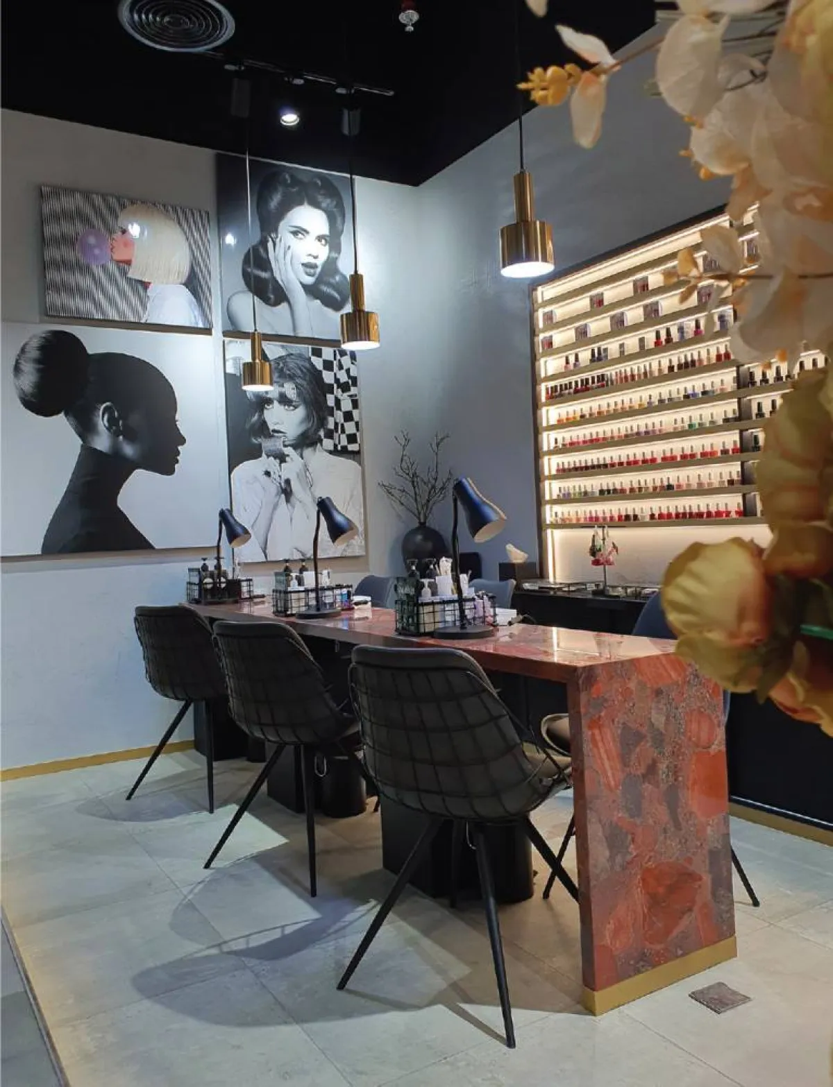 صالون تجميل من تصميم مي الرفيعي، وكما وصفته، هو ليس مؤنثاً  ولا ذكورياً، بل محايداً، فيه عنصر واحد فقط أنثوي