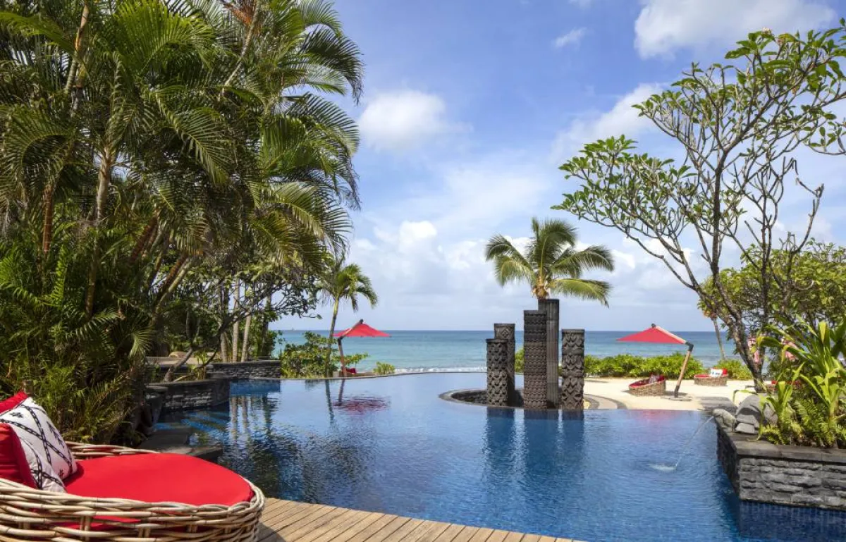 جلسة أمام الشاطئ في المنتجع