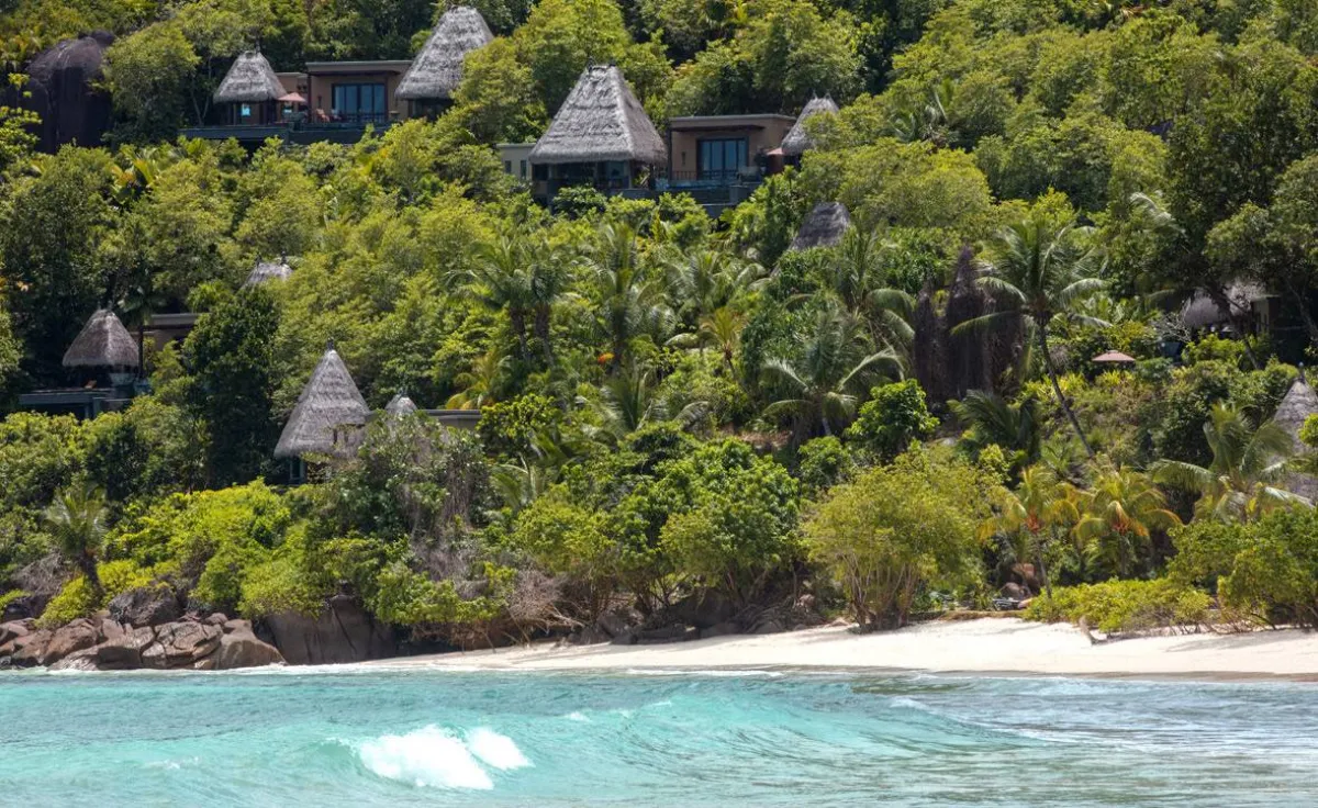 مشهد الفلل وهي تتربع على الجبل