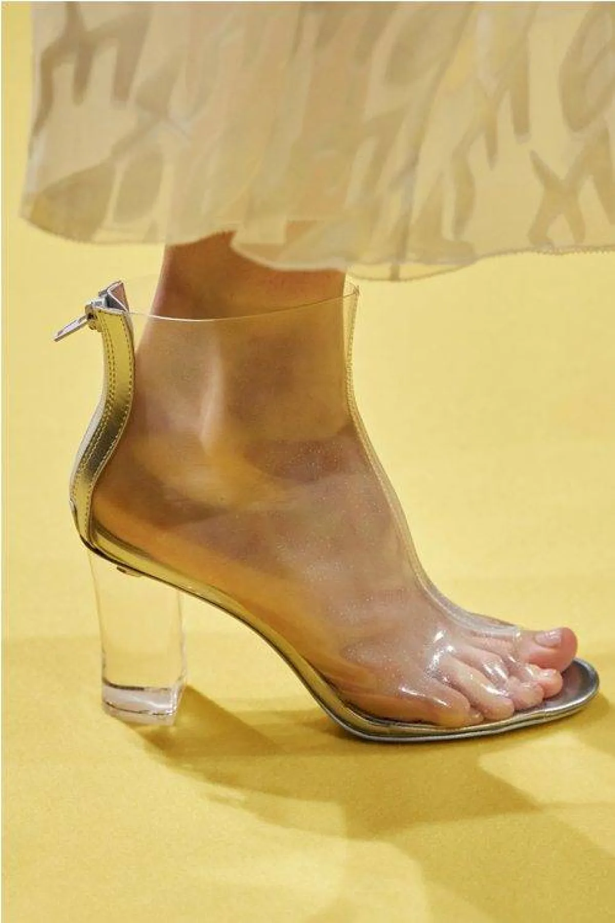 صندل كعب شفاف من هوي  Hui