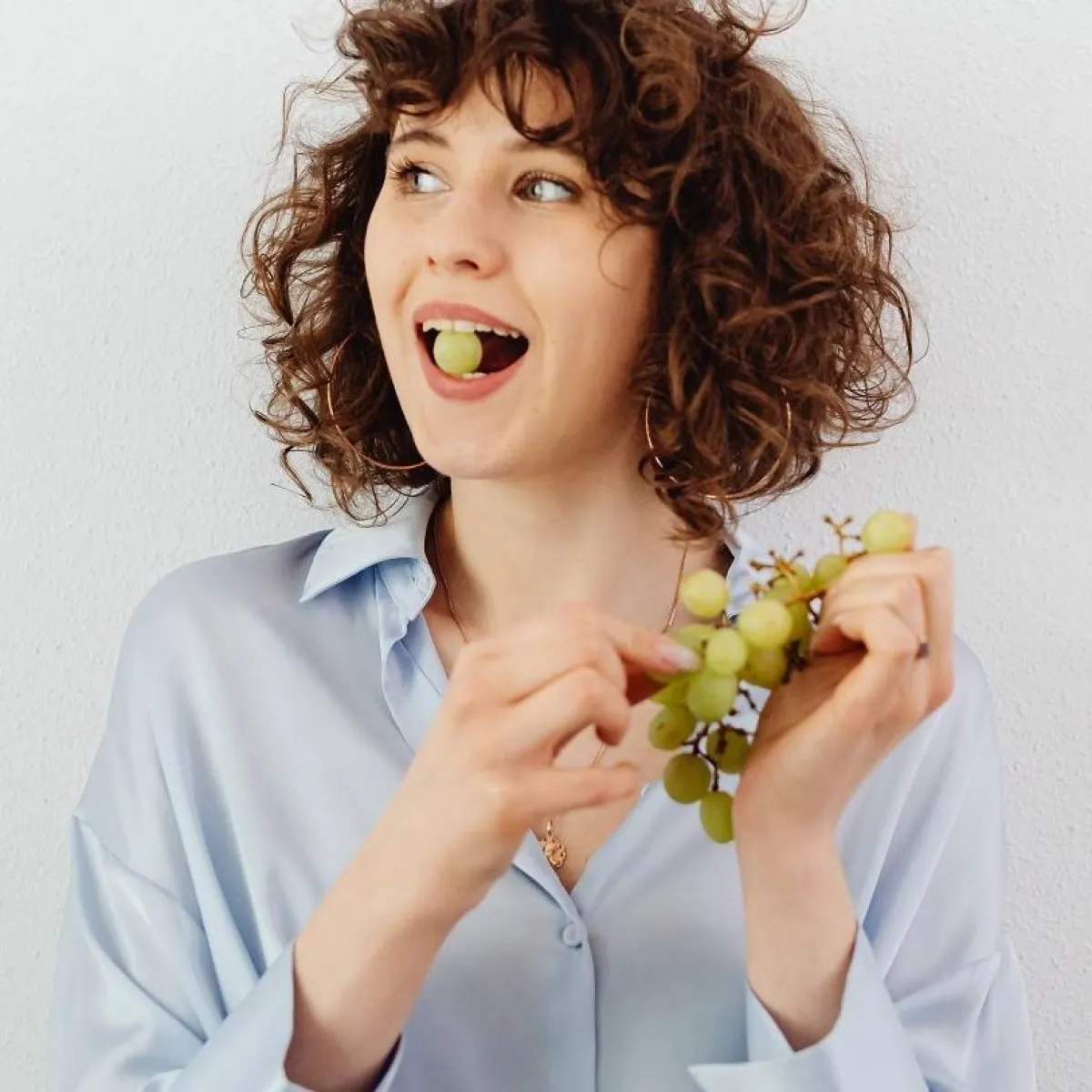 صورة لحامل تتناول العنب