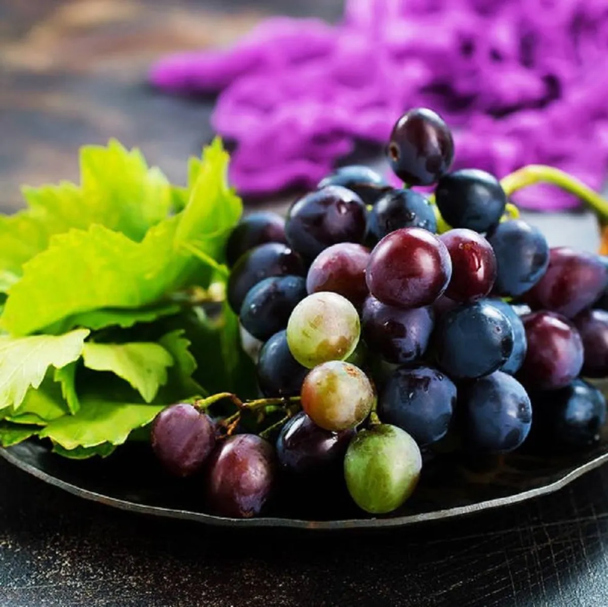 صورة لطبق من العنب