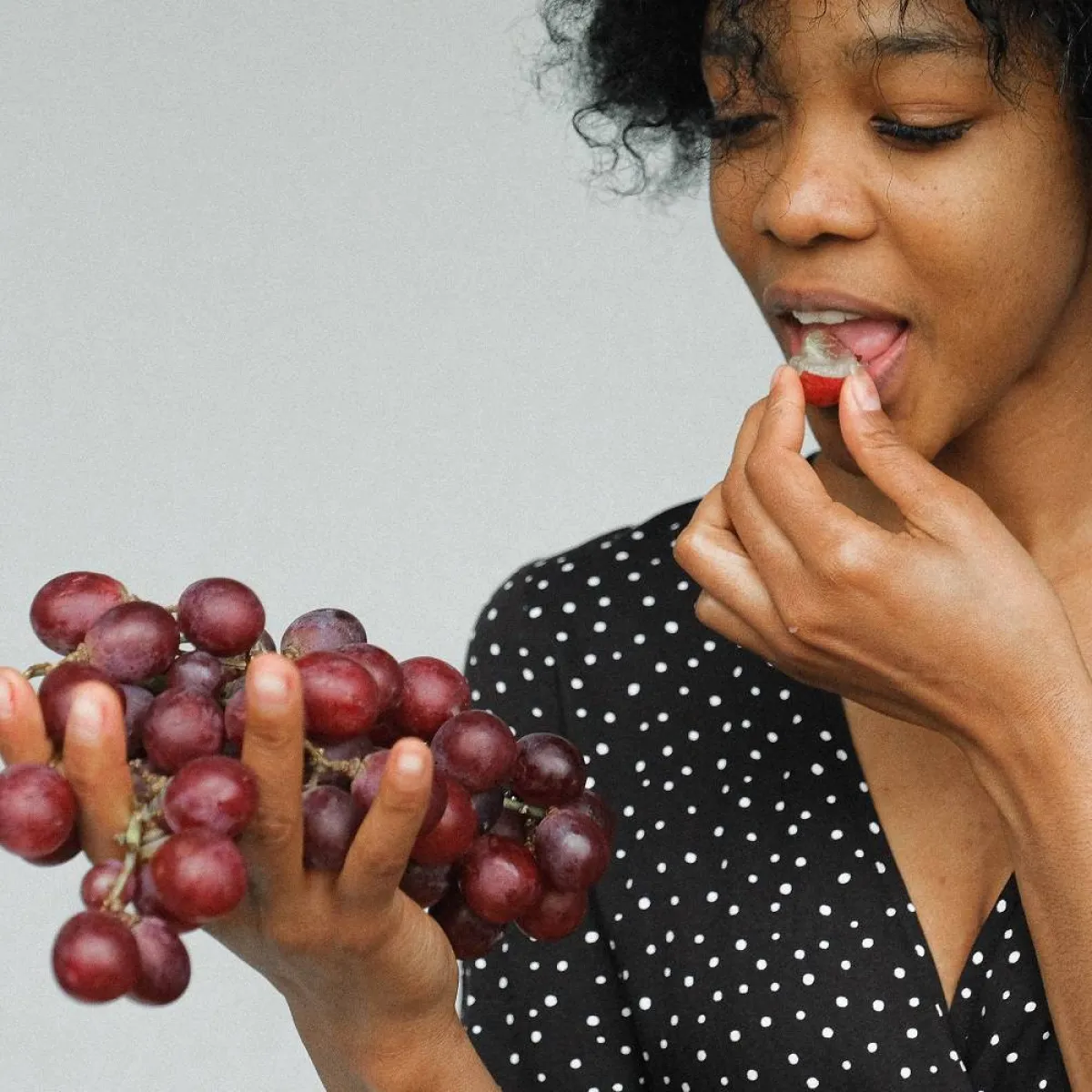 صورة لحامل تتناول العنب