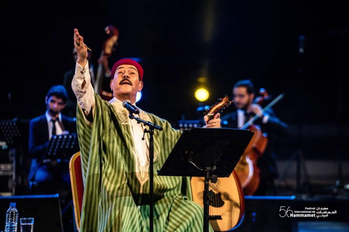 تفاعل  بين الفنان لطفي بوشناق والجمهور- الصورة من موقع المهرجان على الفيسبوك