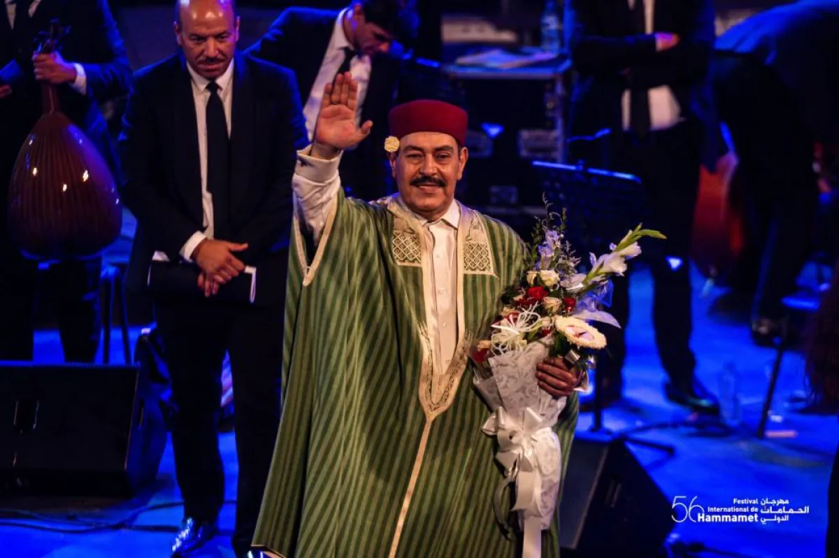 تحية لطفي بوشناق للجمهور عند نهاية الحفل- الصورة من موقع  المهرجان على الفيسبوك