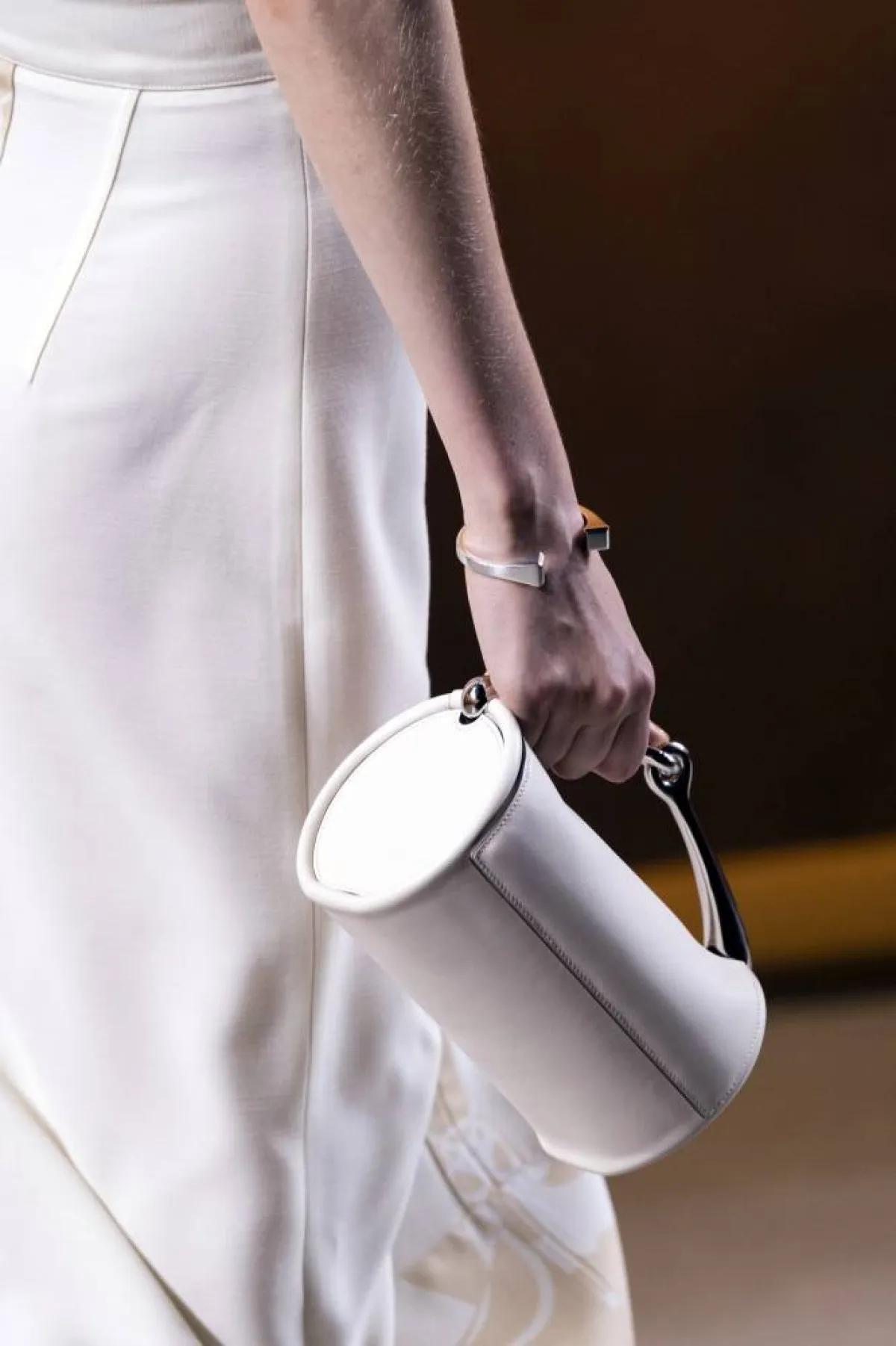 موديلات حقائب باللون الأبيض