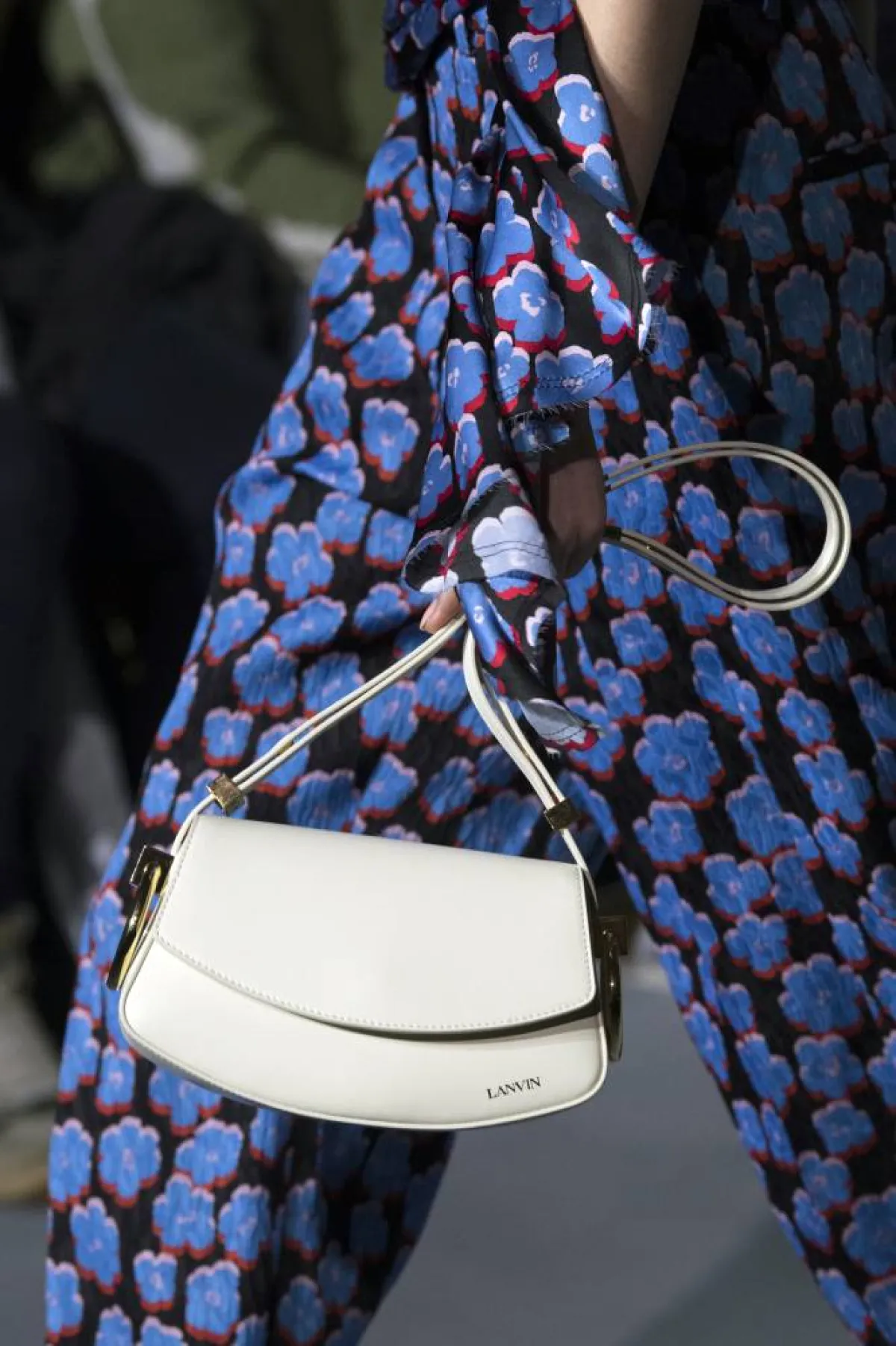 موديلات حقائب باللون الأبيض