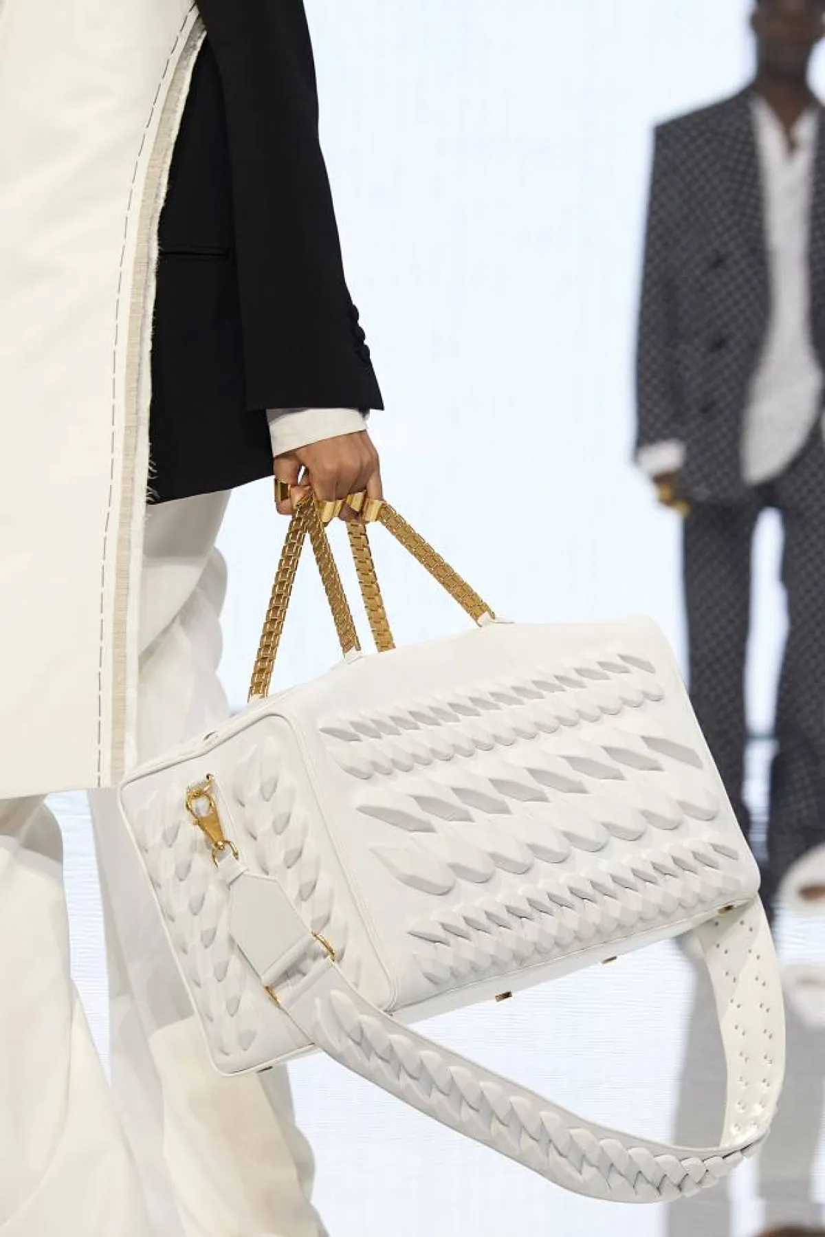 موديلات حقائب باللون الأبيض