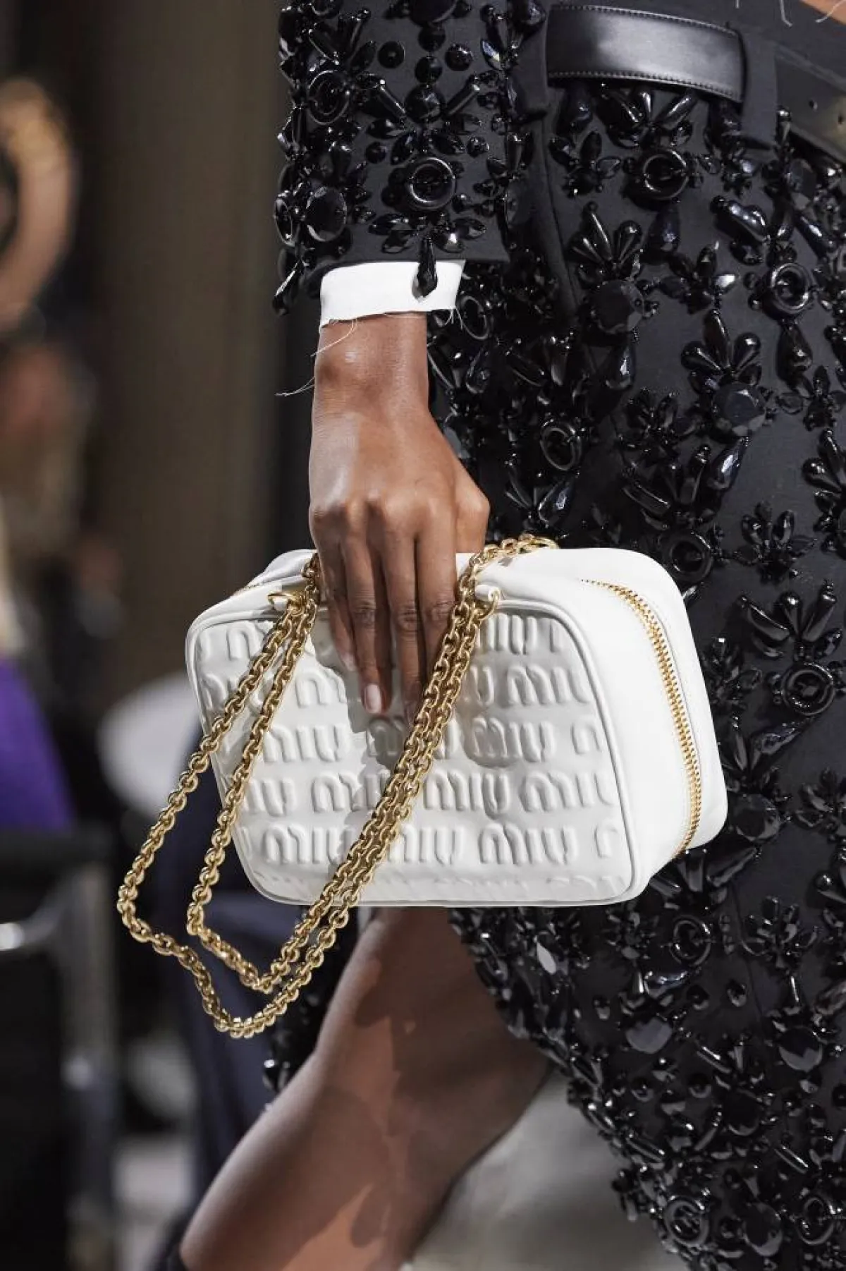 موديلات حقائب باللون الأبيض