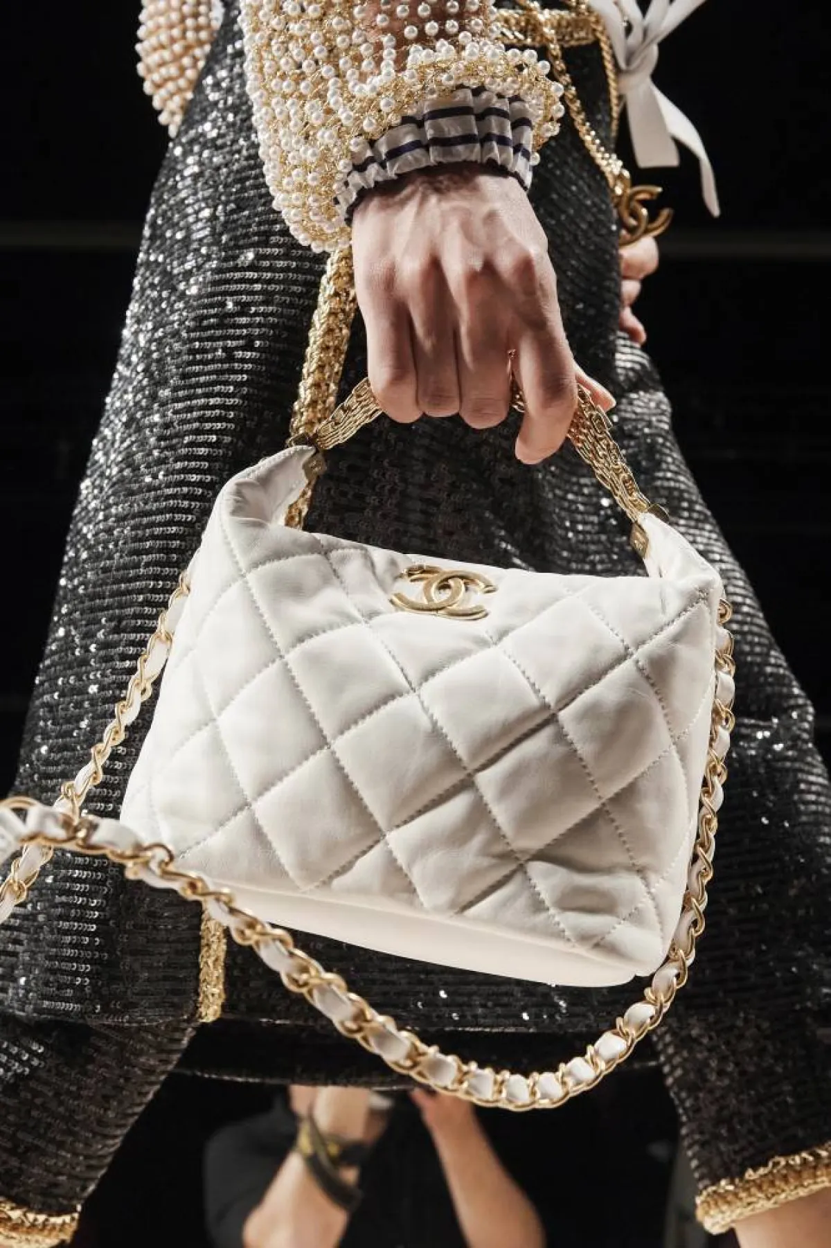 موديلات حقائب باللون الأبيض