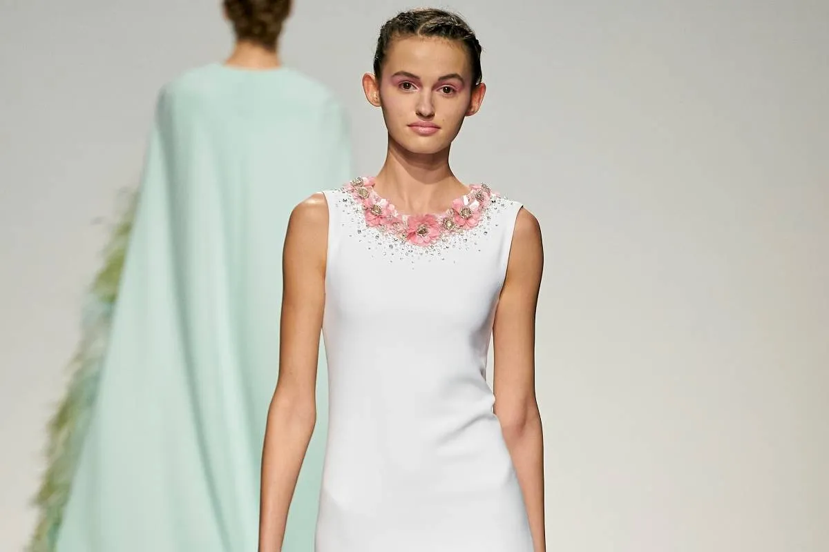 موديلات فساتين خطوبة باللون الأبيض