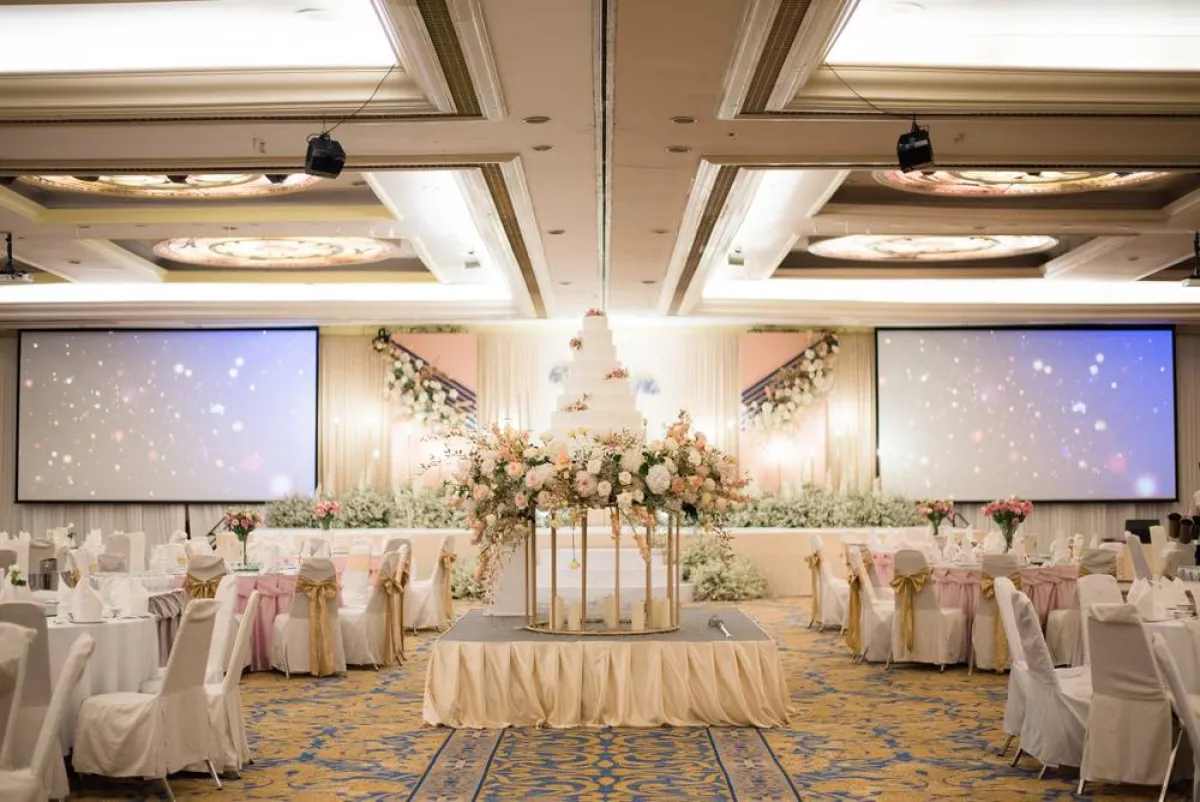 لا يمكن الإغفال عن اللوحات الترحيبية المثبتة أمام باب القاعة