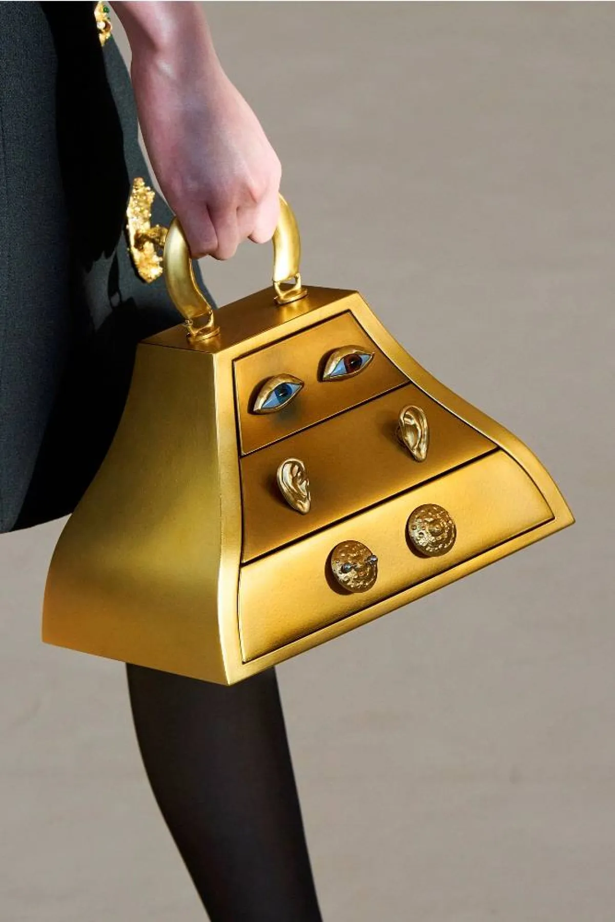 موديلات حقائب بتصاميم غير تقليدية من سكياباريلي  Schiaparelli