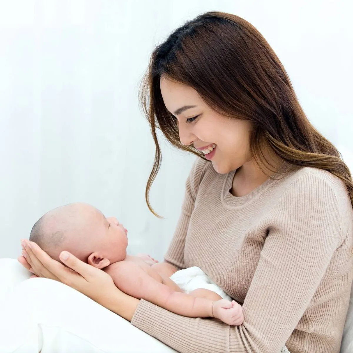 صورة لأم فرحة بإرضاع طفلها