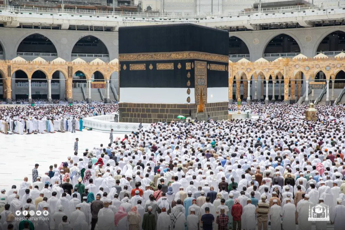 بدء عملية تغيير كسوة الكعبة المشرفة - الصورة من حساب شؤون الحرمين