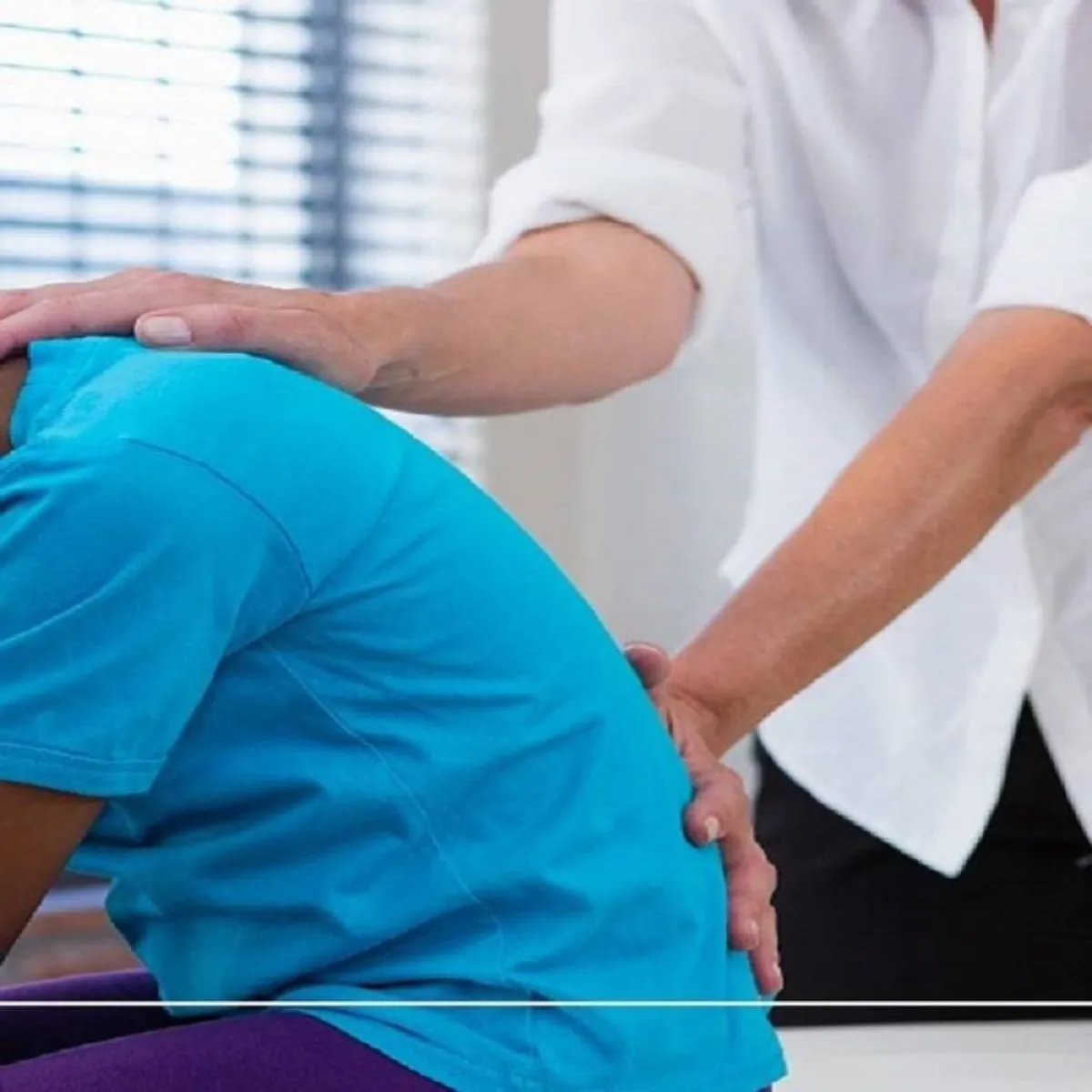 صورة لطفل وطبيب معالج