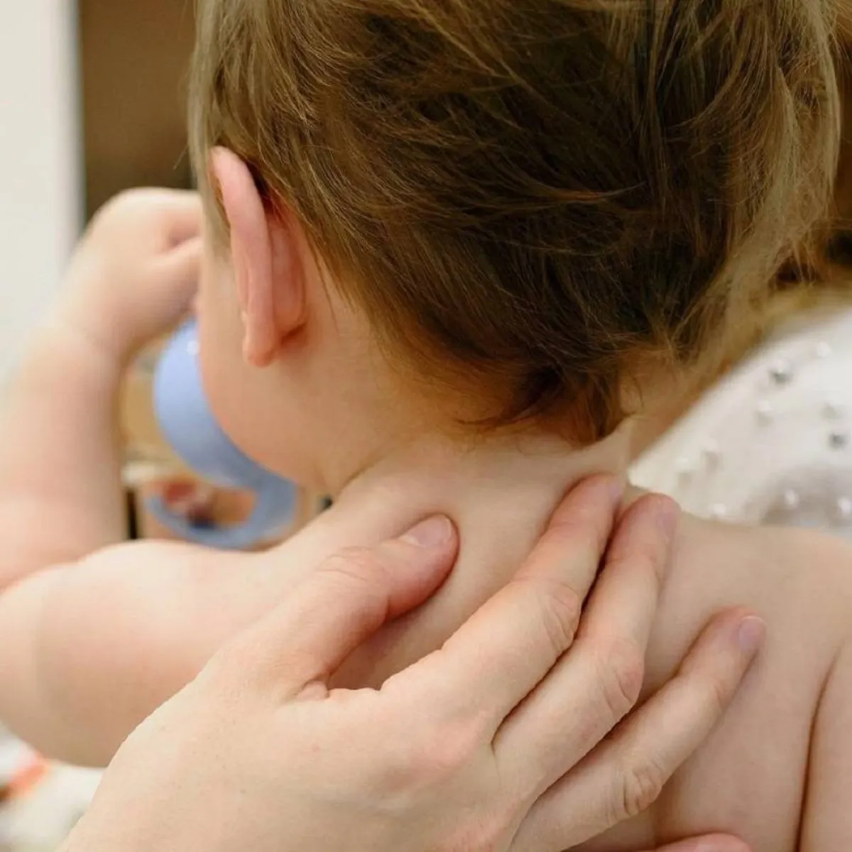 صورة لطفل يمسك بأمه