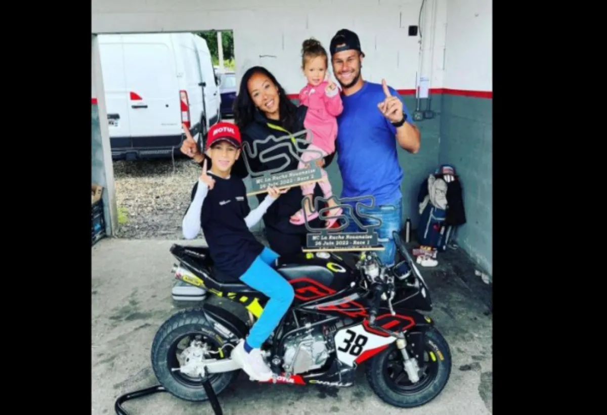 ماتيس مع امه ابيه  واخوته الصورة  منphoto  race  experience school