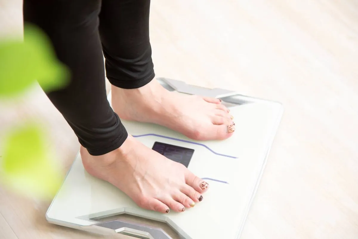 صورة لامرأة تقيس وزنها