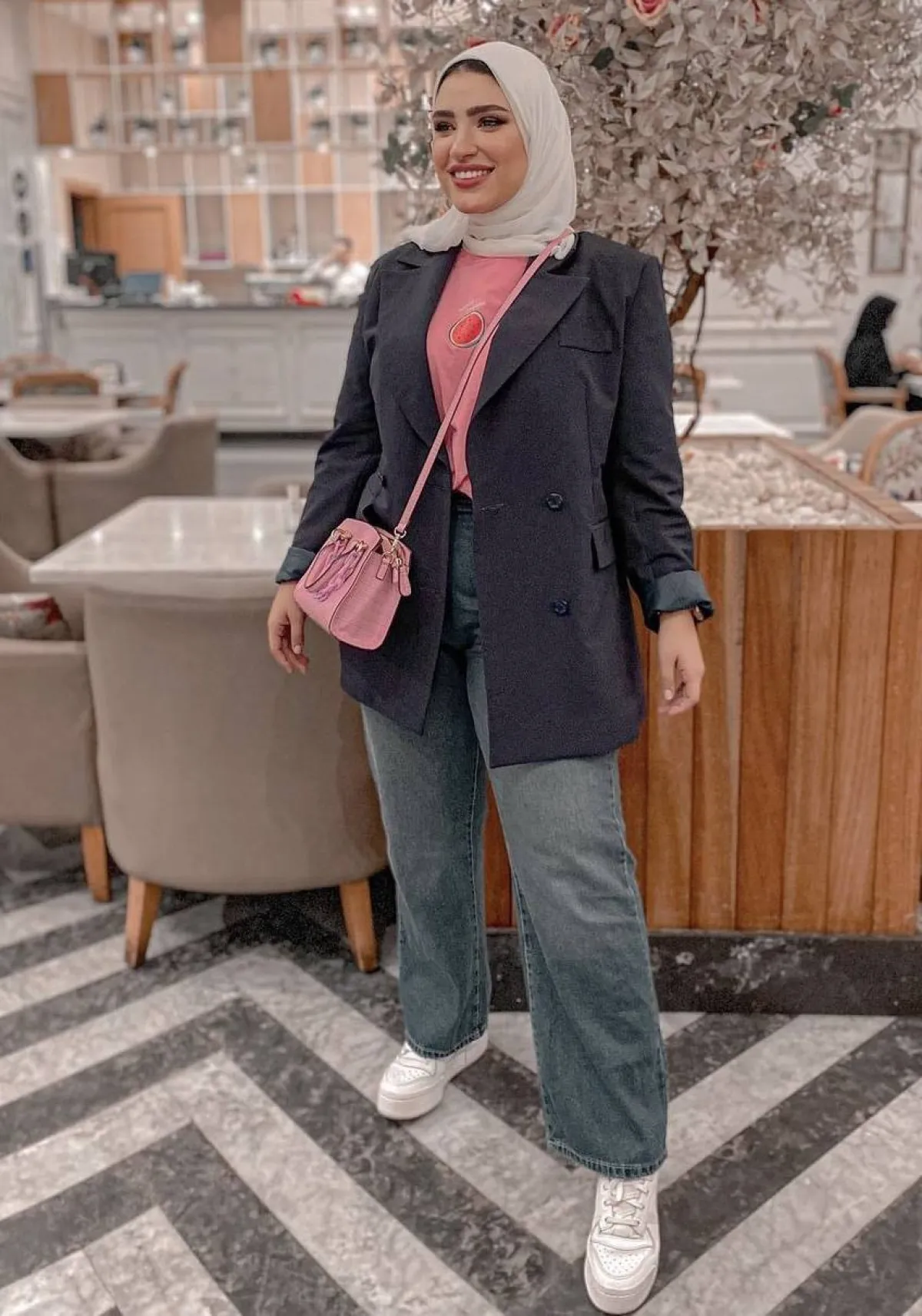 دينا رزق بالبليزر مع الجينز